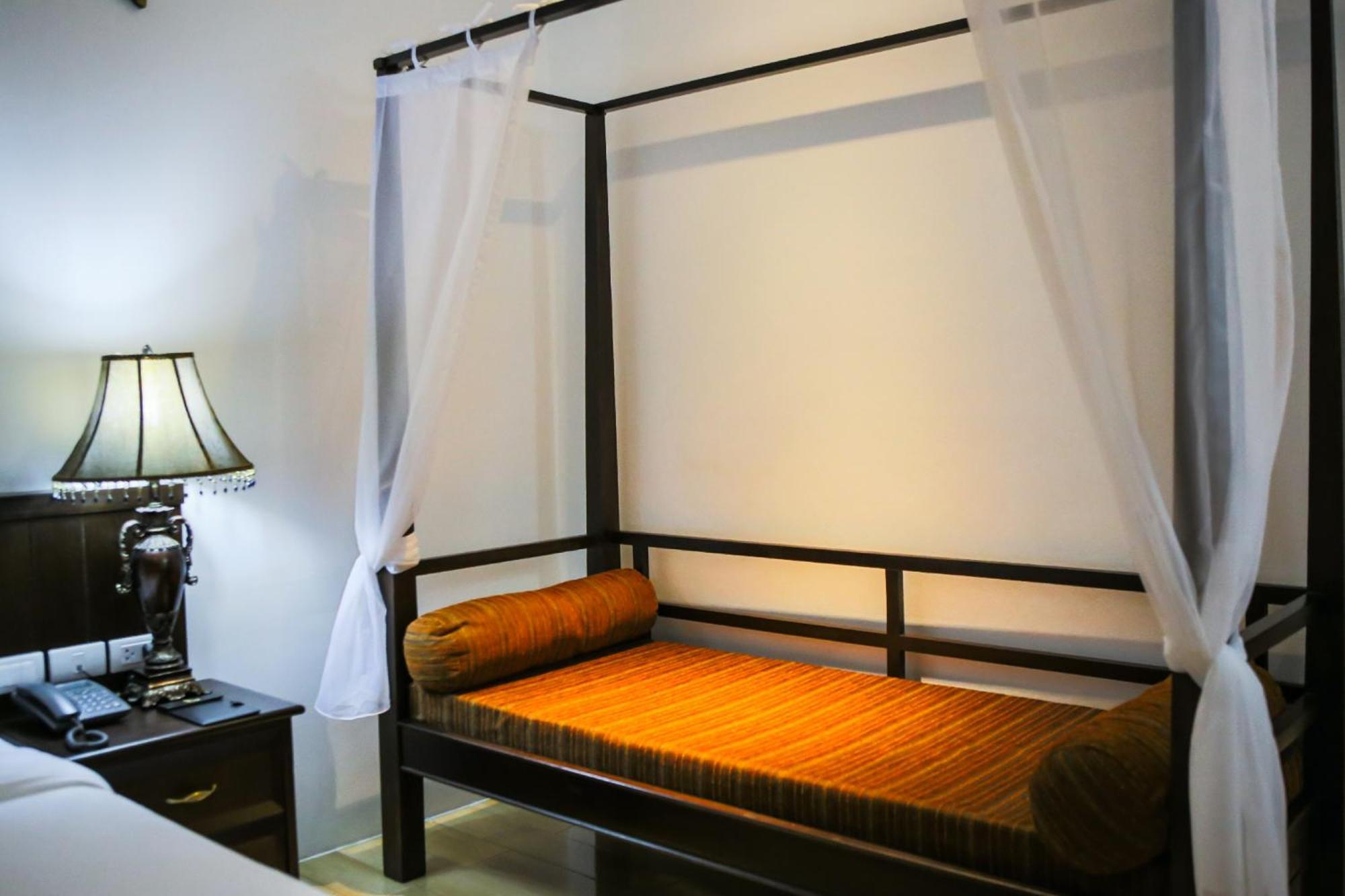 Blue Bay Resort - Access To Pool And Beach-Phuket & Krabi Яо-Яй Экстерьер фото A daybed with mosquito netting