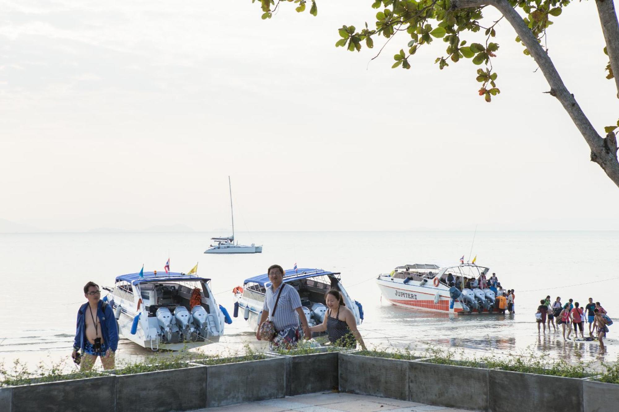 Blue Bay Resort - Access To Pool And Beach-Phuket & Krabi Яо-Яй Экстерьер фото Tourists disembarking from a boat at Pattaya Beach