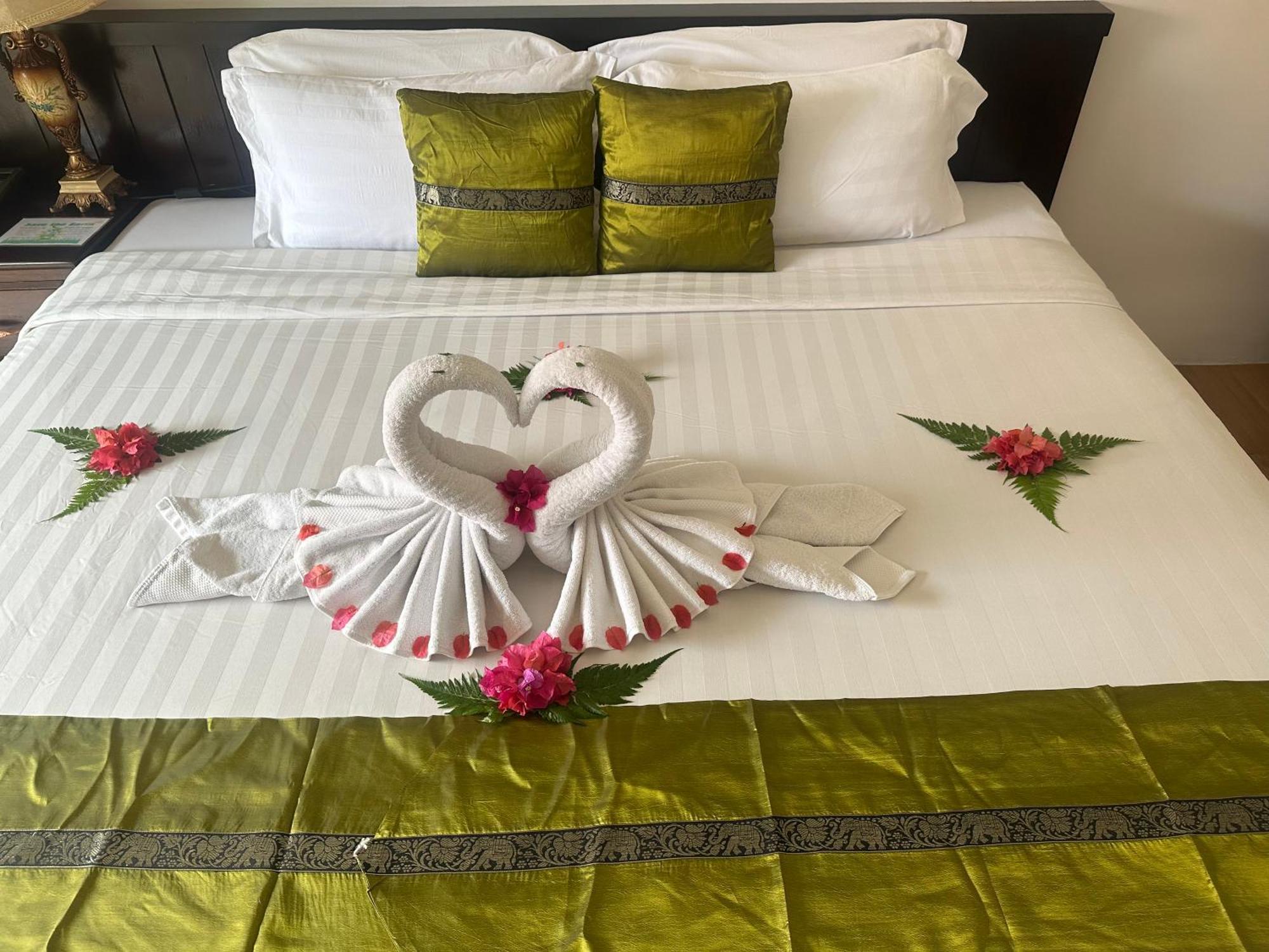 Blue Bay Resort - Access To Pool And Beach-Phuket & Krabi Яо-Яй Экстерьер фото A bed with a bed runner